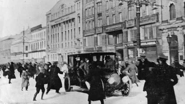 பெட்ரோகிராட் பகுதியில் ரஷ்ய புரட்சியின்போது, நெவ்ஸ்கி பிராஸ்பெக்ட் என்ற நகரின் முக்கிய வீதியில் நடைபெற்ற துப்பாக்கிச் சண்டையிலிருந்து உயிர்பிழைக்கத் தப்பியோடும் பொதுமக்கள்