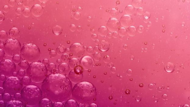 Bolhas em líquido rosa