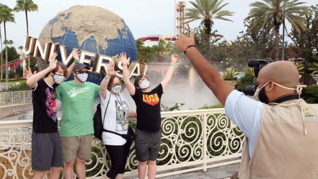 Un grupo de turistas en el parque Universal en Florida.