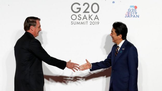 Bolsonaro cumprimenta do primeiro-ministro do Japão, Shinzo Abe, no G20, em Osaka, no Japão