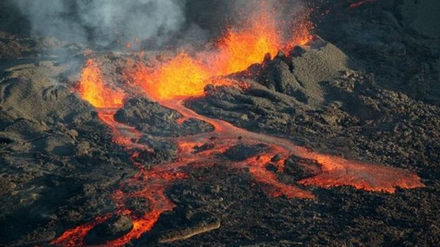 Lava de una erupción en una colina