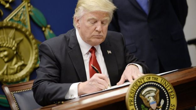 El presidente de EE.UU., Donald Trump, firma una orden ejecutiva el 27 de enero de 2017