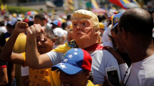 Venezolano con máscara de Donald Trump