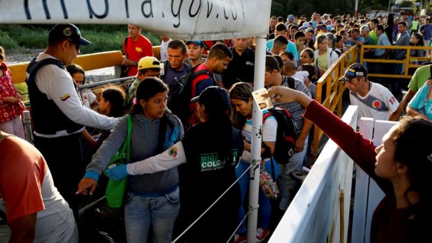 Venezolanos cruzan la frontera con Colombia en agosto de 2018