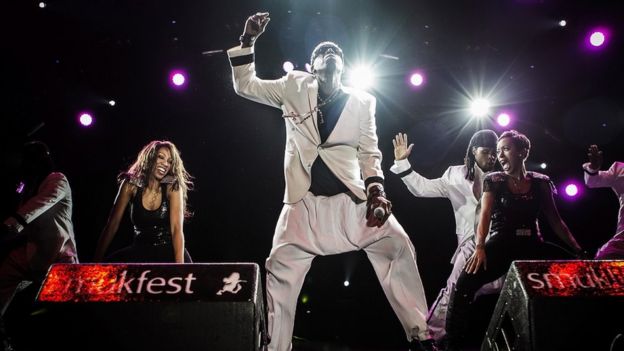 Le chanteur MC Hammer se produit sur scène