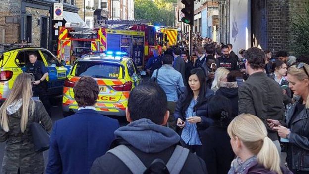 Decenas de personas en los alrededores de la estación de Parsons Green