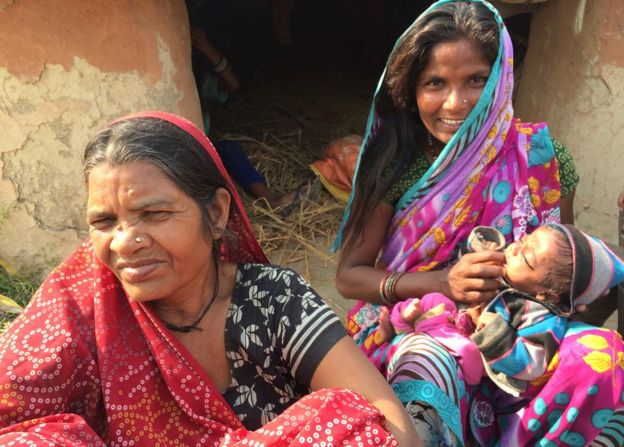 The fight over the Indian baby born in a bank queue - BBC News