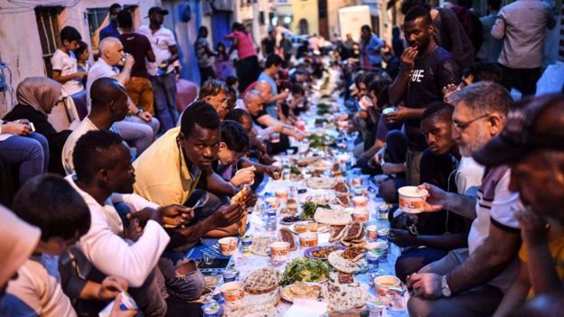 Des migrants africains pendant l'iftar à Istanbul, en Turquie.
