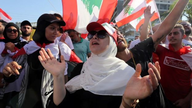 Los manifestantes participan en una protesta contra el gobierno en la ciudad sureña de Tiro, Líbano, el 21 de octubre de 2019.