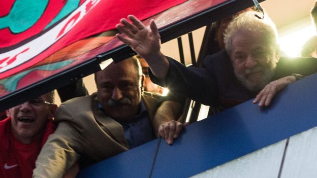 Lula acena ao público a partir de janela de sindicato