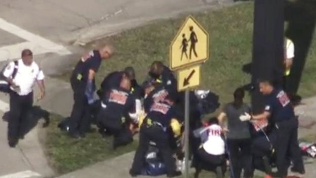 Agentes prestam primeiros socorros às vítimas de ataque em escola da Flórida
