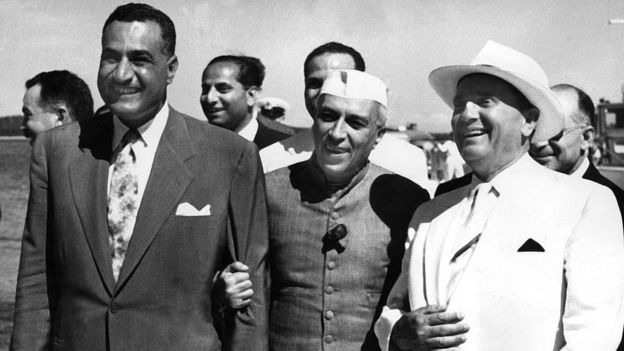 Los líderes de Egipto, Gamal Abdel Nasser; India, Jawaharlal Nehru; y Yugoslavia, Josip Broz "Tito", impulsaron la creación del Movimiento de Países No Alineados en la década de 1950.