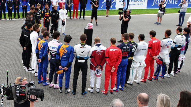 Drivers pay tribute to Anthoine Hubert