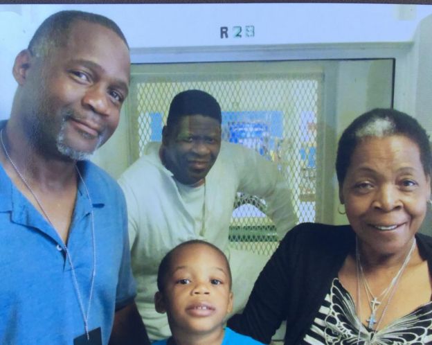 Rodrick Reed et sa famille en visite chez Rodney Reed en prison