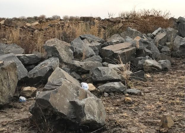 Pedras no local onde corpo foi escondido