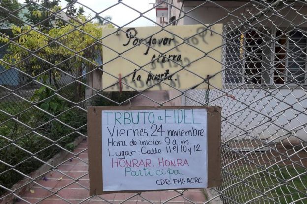 Un cartel que anuncia un tributo a Fidel a un año de su muerte.