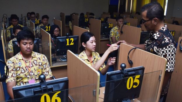 Siswa mengikuti simulasi Ujian Nasional Berbasis Komputer (UNBK) di SMA Negeri 3 Taruna Angkasa Jawa Timur di Madiun, Jawa Timur, Kamis (7/11/2019).