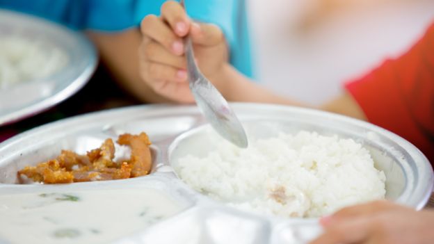 Niño con un plato de arroz