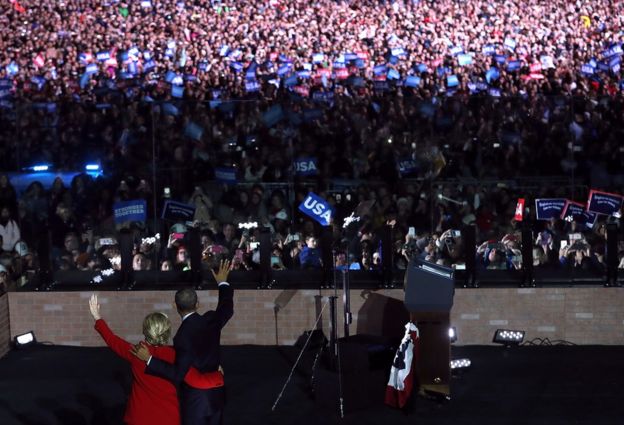 Barack Obama agarrado a Hillary Clinton en un acto de campaña por la presidencia de EE.UU.