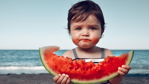 Una niña con una sandía.