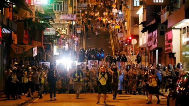 Protestas en Hong Kong: China condena los "horrendos incidentes" y llama a "restablecer el orden" Agentes de policía en las calles este fin de semana