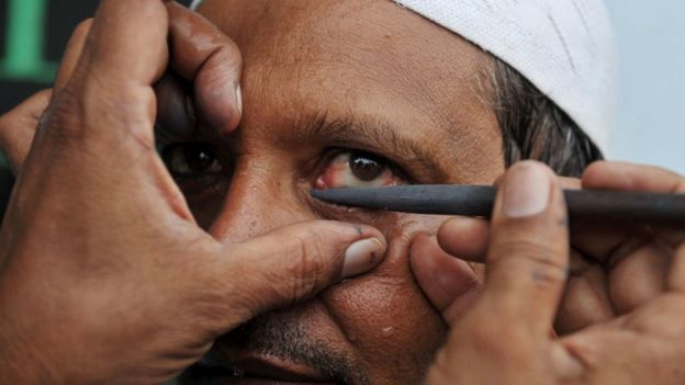 En algunos países, los hombres utilizan el maquillaje como parte de las ceremonias religiosas.