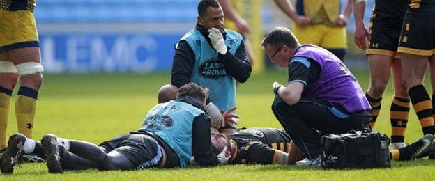 Willie Le Roux had to receive treatment at the Ricoh Arena following his collision with Bryce Heem