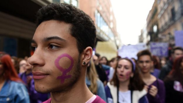 Hombre participa de marcha feminista