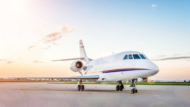 Un jet privado en un aeropuerto.