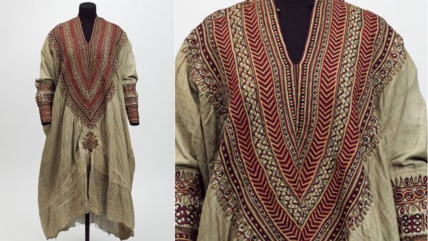 Musée V & A, Maqdala 1868: robe en coton brodée de soie, qui aurait appartenu à la reine Woyzaro Terunesh, réalisée dans les années 1860