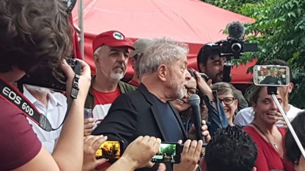 Lula discursa a militantes diante da sede da PF em Curitiba
