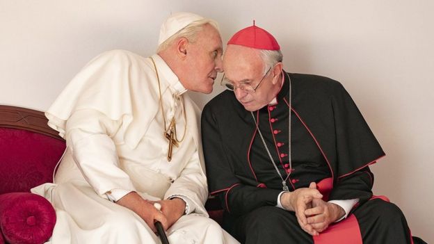 Anthony Hopkins en el papel del papa Benedicto XVI y Jonathan Pryce en el del papa Francisco. Ambos protagonistas de "Los dos papas", de Netflix.