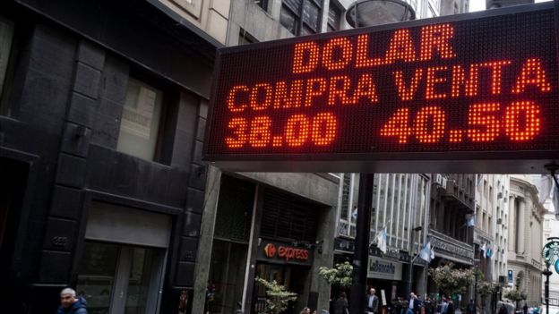 Tablero con cotización del dólar