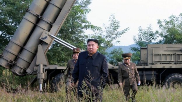 Kim Jong-un con oficiales y armamento detrás. Una foto distribuida por KCNA en septiembre pasado.
