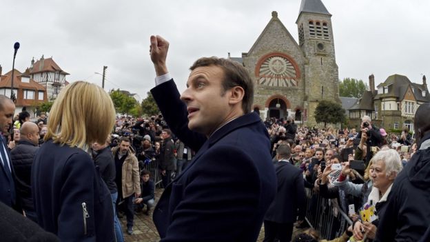 Uzmanlar, 15 Temmuz darbe girişimi sonrasındaki tasfiyelerin ve tutuklamaların da Macron'un Türkiye'yle ilişkilerinde gündemde olacağı kanısında.