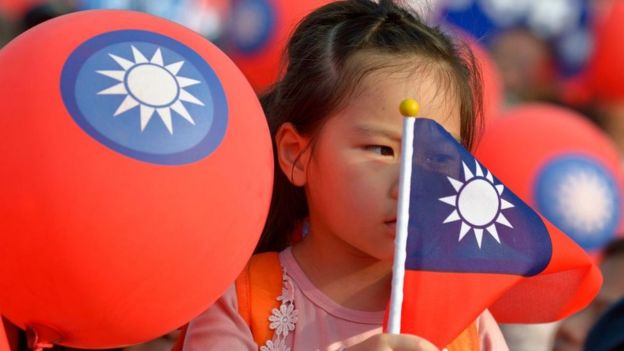 Niña con la bandera de Taiwán.