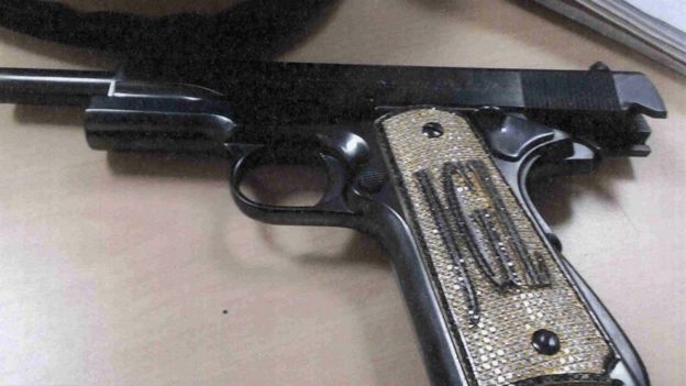 Pistola con iniciales del Chapo Guzmán