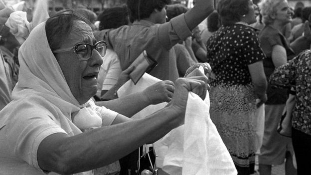 Mujer llorando en una protesta
