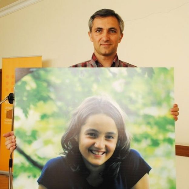 Aramazd Ghalamkaryan, y la foto de su hija Nareh, con la que inició una campaña en Facebook titulada "¿Y tú, tienes una hija?