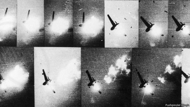 வினோத் நேவால் சுட்டு வீழ்த்தப்பட்டு கீழே விழும் விமானம்