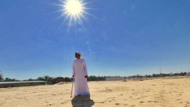 Faisal Al Shimmari sob o sol do deserto