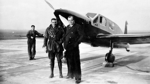 Antoine de Saint-ExupÃ©ry con colegas frente a un aviÃ³n en 1935.