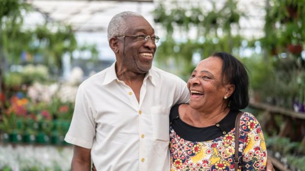 Casal de idosos abraçados e rindo