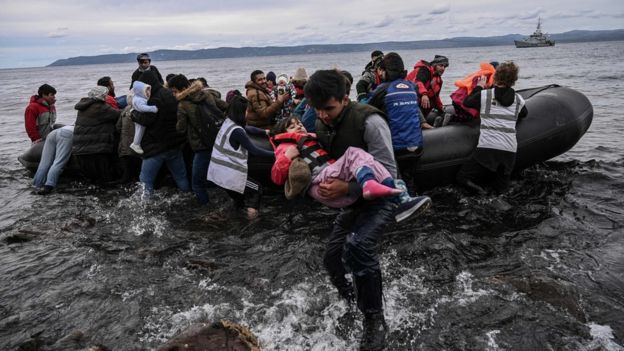 روز جمعه (۹ اسفند) یک قایق حامل ۵۴ پناهجو که اکثرا افغان بودند در جزیره لسبوس یونان از آب گرفته شد