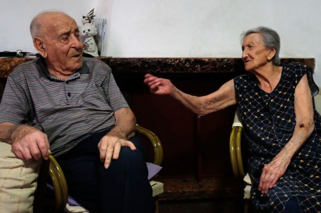 Antonio Vassallo y su mujer Amina Fedollo en su casa de Acciaroli, en el sur de Italia, el 23 de agosto de 2016. (Foto: Mario Laporta)
