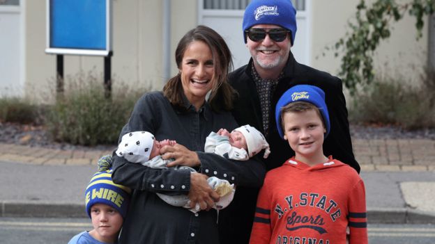 Chris Evans and wife welcome twins - BBC News