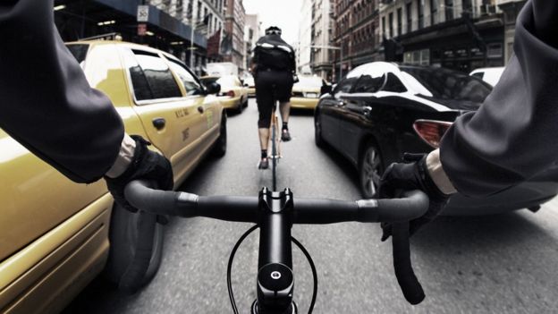 Ciclistas en New York entre los taxis