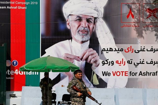 Anggota pasukan keamanan Afghanistan berdiri di depan poster kandidat presiden Afghanistan Ashraf Ghani di Kabul, Afghanistan 2 September 2019.