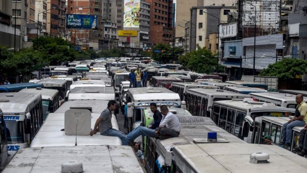 Una calle de Caracas bloqueada por buses