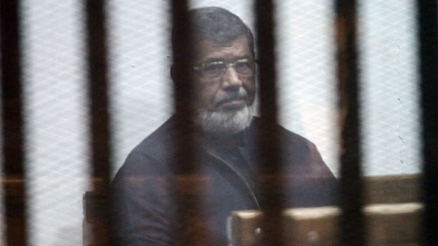 محمد مرسی، رئیسجمهوری پیشین مصر ابتدا به اعدام محکوم شد. اما در دادگاه تجدید نظر این حکم لغو شد. او همچنان در زندان به سر میبرد